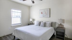 Landing Stunning 1BD Gym Yoga Studio