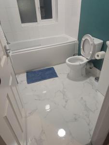 Stylish 3BR-Colourful-Sleeps 5