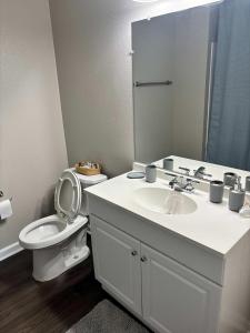 New Modern Stay Across from UNC-P with Pool & Gym