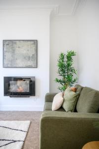 York City 3-Bed Townhouse with Modern Comfort