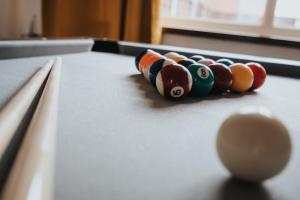 Comfy 3BR Home - Pool Table - Games - Sleeps 8