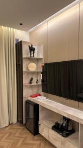 استديو مودرن هادىء وحديث