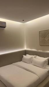 استديو مودرن هادىء وحديث