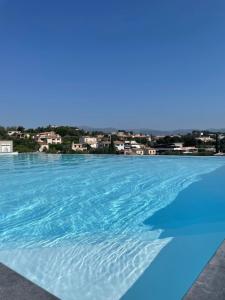 charmant 3 pièces neuf SUR JARDIN piscine débordement en Rooftop VUE MER ET MONTAGNES parking gratuit climatisation 2 CHAMBRES
