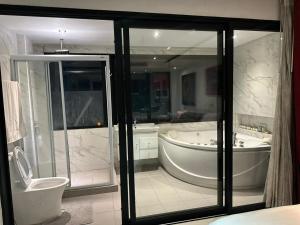 Patong Condo Tub, Roof Pool & 2-min to Beach