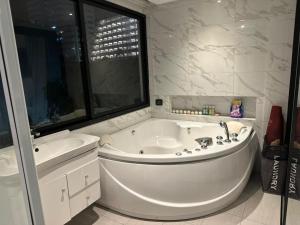 Patong Condo Tub, Roof Pool & 2-min to Beach