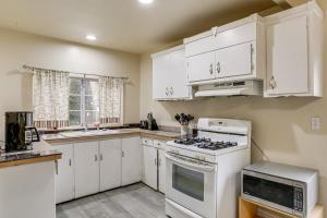 Charming Lakehead Cabin Walk to Shasta Lake!