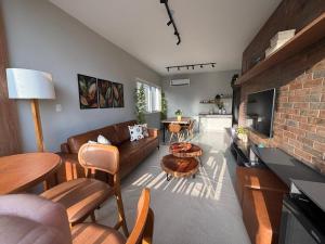 PITANGUEIRAS - 3 SUÍTES - SERVIÇO De PRAIA - COM GARAGEM