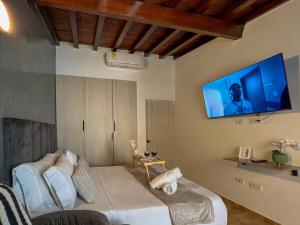 202 Romantic loft with jacuzzi