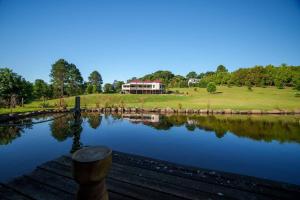 Lake Estate House and Granny Flat Huge Lawn Retreat