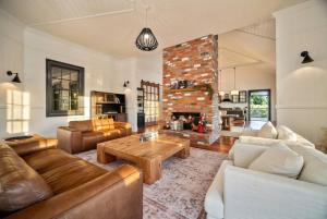 Lake Estate House and Granny Flat Huge Lawn Retreat