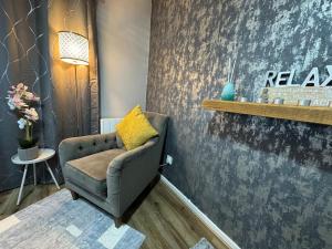 Luxury Stylish 2-Bed Apart with Office Pvt Entrance and Free Parking