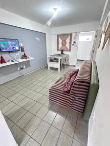 Praia Ponta Verde em frente ao Trópico Hotel com garagem, Wi-Fi, piscina- Apto208