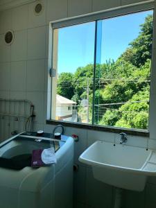 Apartamento a 150m da praia de Bombinhas, em Av principal