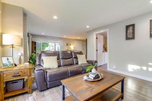 1 Mi to Historic Dtwn Dog-Friendly Everett Home!