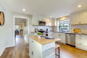 1 Mi to Historic Dtwn Dog-Friendly Everett Home!