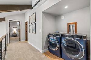 Bear Claw 402 - Ski-in Ski-out Condo!