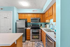 Beautiful Beachfront Condo, Ocean Views & Free Parking