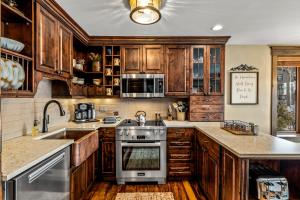 Bear Claw 301 - Ski-in Ski-out Condo!