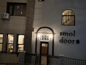 Smol Door