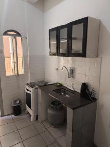 Apto térreo de um quarto com varanda, 550m da Praia de Itaparica