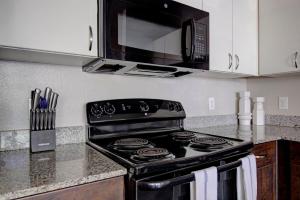 Landing Amazing 2BD Clubhouse Pool