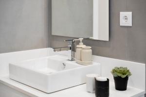 Modern Flat Just Steps From Shore