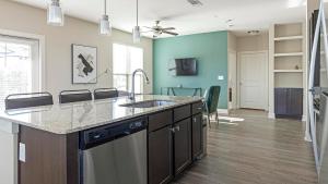 Landing Modern 2BD Game Room Pool