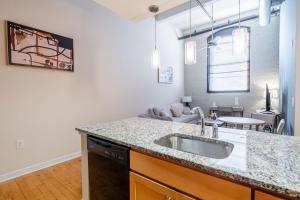 Landing Beautiful 1BD Pool Gym