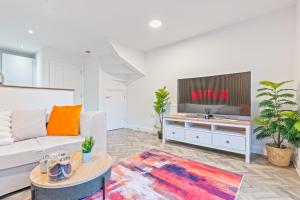 Modern City 5-Bed House Sleeps 9 Garden & Parking