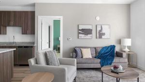 Landing Stunning 2BD Pool Clubhouse