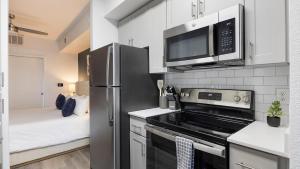 Landing Spectacular Studio Pool Clubhouse