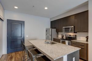 Landing Apartments - Broadway Station