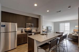 Landing Apartments - Broadway Station