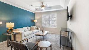 Landing Incredible 2BD Courtyard Clubhouse