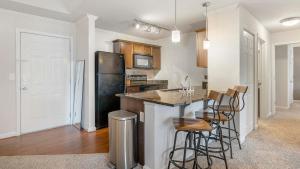 Landing Incredible 2BD Courtyard Clubhouse