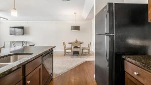 Landing Incredible 2BD Courtyard Clubhouse