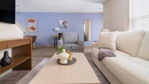 Landing Incredible 2BD Tennis Court Pool