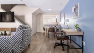 Landing Incredible 2BD Tennis Court Pool