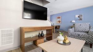 Landing Incredible 2BD Tennis Court Pool