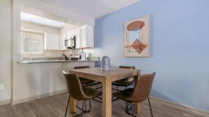 Landing Incredible 2BD Tennis Court Pool