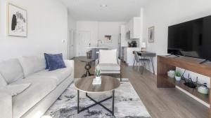 Landing Stylish 1BD Clubhouse Gym