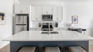 Landing Stylish 1BD Clubhouse Gym