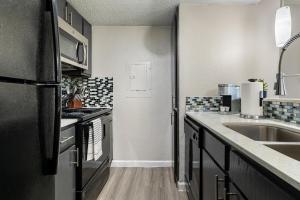 Landing Beautiful 1BD Pool