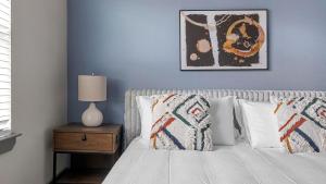 Landing Apartments - Harlow Spring Cypress