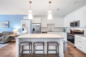 Landing Modern 1BD Clubhouse Pool