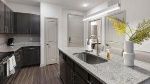 Landing Spectacular 1BD Yoga Studio Gym