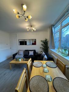 Stratford 4BR Oasis, 7min to Train with Parking