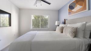 Landing Apartments - Halston Lakeside