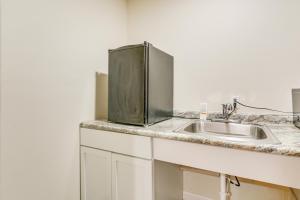 5 Mi to Pine Knob Pet-Friendly Studio Retreat